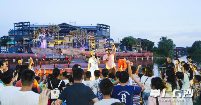 现场文艺表演。 现场文艺表演。