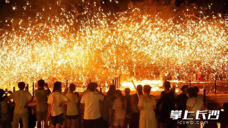 打铁花表演,1600℃的高温铁水挥洒夜空。 打铁花表演,1600℃的高温铁水挥洒夜空。