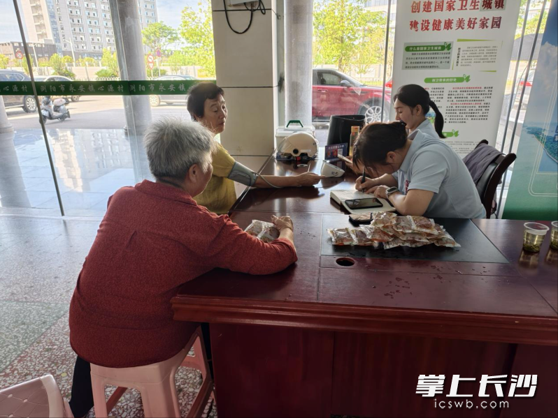 心源村依托党群服务中心,为村民提供血压测量、防暑凉茶等便民服务。 心源村依托党群服务中心,为村民提供血压测量、防暑凉茶等便民服务。