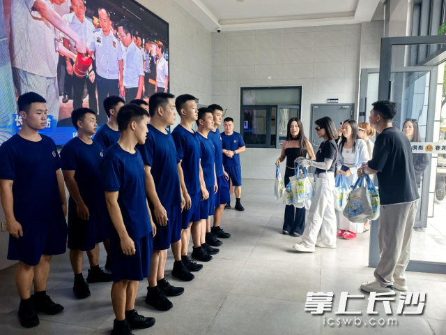 市民给消防救援人员送来清凉。 长沙晚报通讯员 蒋涛 供图