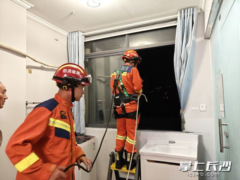 消防员在救援中。 通讯员 李铁应 摄 消防员在救援中。 通讯员 李铁应 摄