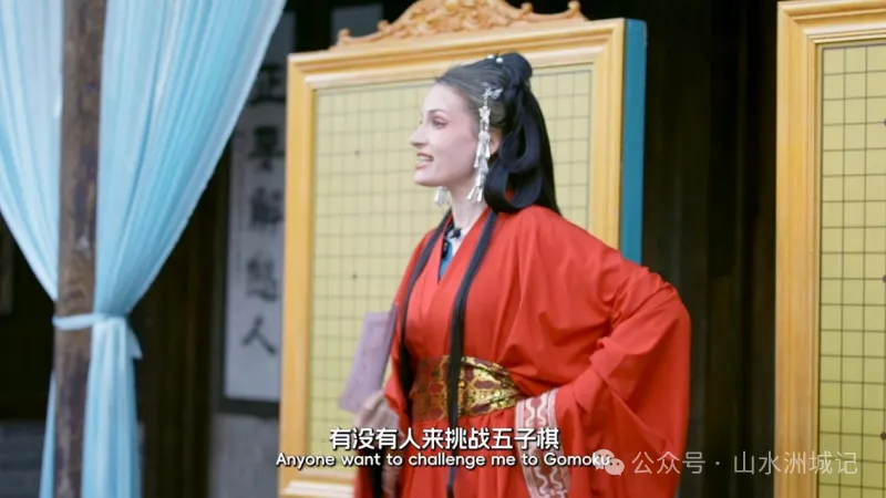 乌克兰博主Luna担任景区 NPC,与游客对弈五子棋。资料图 乌克兰博主Luna担任景区 NPC,与游客对弈五子棋。资料图