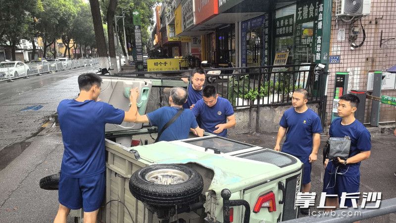 消防员在救助被困老人。 通讯员 刘伟 摄 消防员在救助被困老人。 通讯员 刘伟 摄