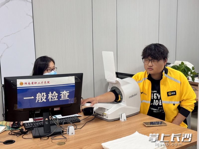 美团骑手在接受检查。 美团骑手在接受检查。