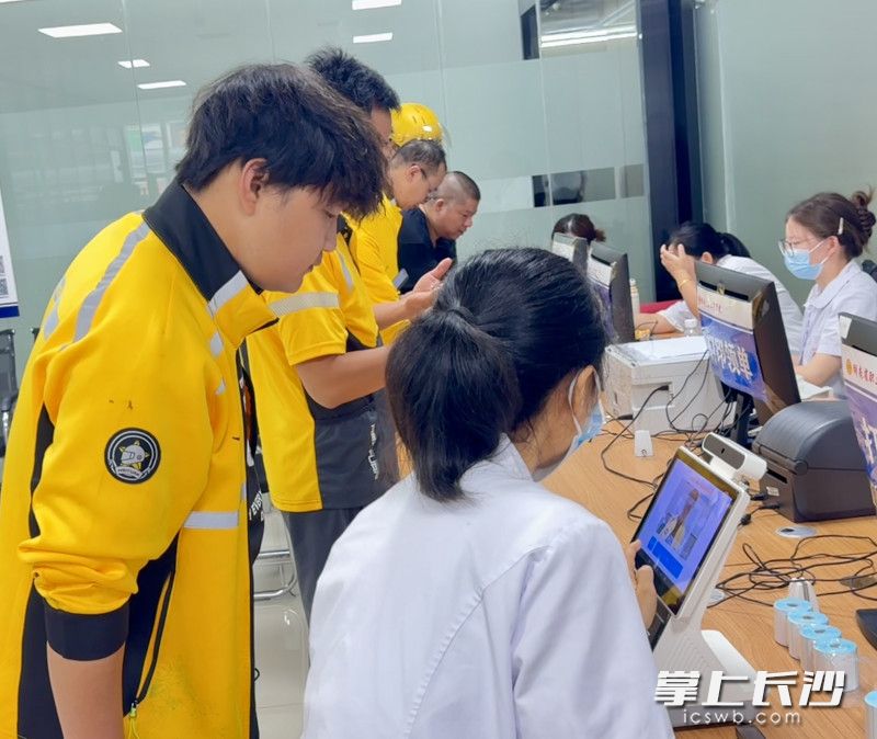 骑手们在现场登记。 骑手们在现场登记。