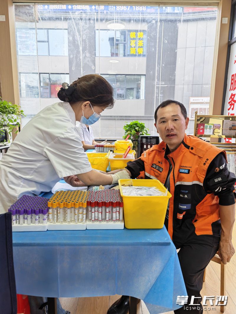 货车司机、快递小哥、外卖骑手纷纷赶来体检。 均为长沙晚报通讯员黄嘉楠摄 货车司机、快递小哥、外卖骑手纷纷赶来体检。 均为长沙晚报通讯员黄嘉楠摄