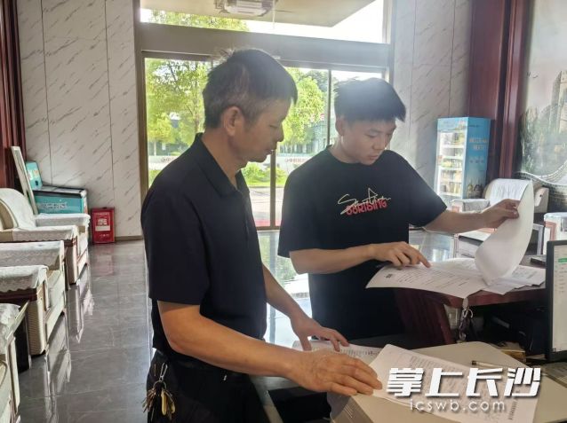 工作人员敲门走访。