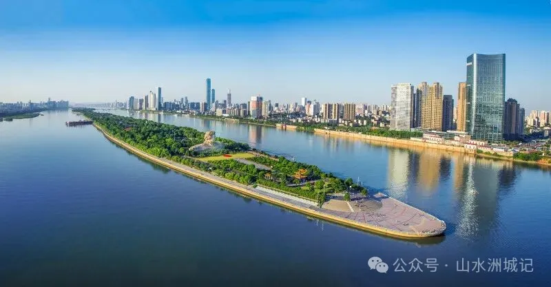 一江碧透的湘江水中央，绿意环绕的橘子洲公园，犹如一个城市“客厅”，游轮从清澈的水面滑行而过。 罗杰科 摄