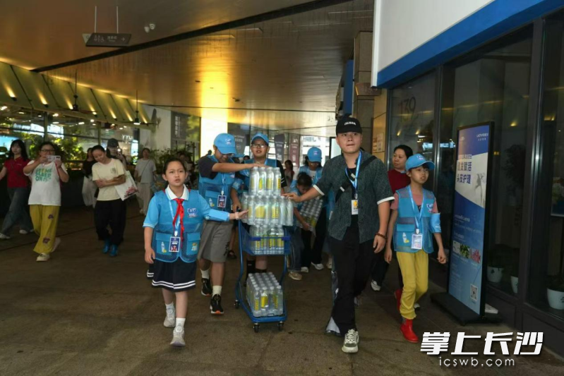 来自长沙各学校的学生化身爱心冰柜 “小小一日站长”,穿上志愿马甲正式上岗。 来自长沙各学校的学生化身爱心冰柜 “小小一日站长”,穿上志愿马甲正式上岗。