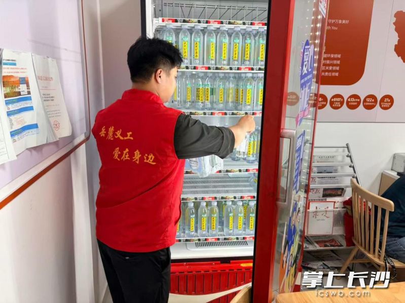 长沙市第七届“爱心冰柜”夏季送清凉公益活动持续在星城暖心上演。均为 通讯员 温婷 供图 长沙市第七届“爱心冰柜”夏季送清凉公益活动持续在星城暖心上演。均为 通讯员 温婷 供图