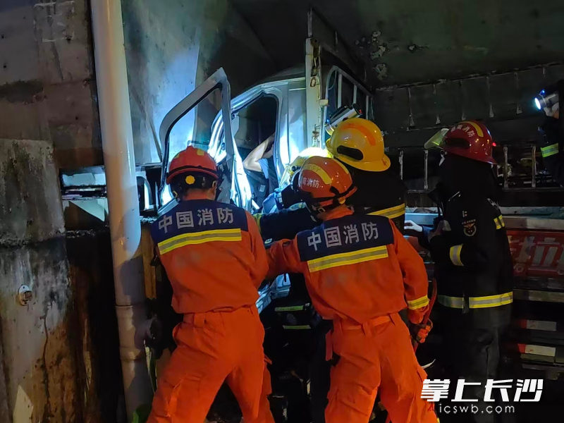 营救现场。 长沙晚报通讯员 罗子郡供图