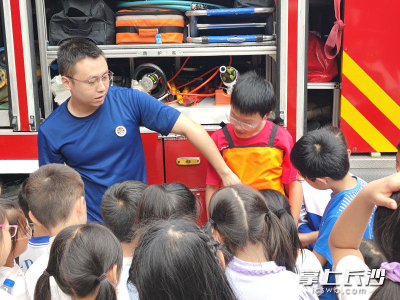 孩子们参观消防车等救援装备。 长沙晚报通讯员 刘伟供图 孩子们参观消防车等救援装备。 长沙晚报通讯员 刘伟供图