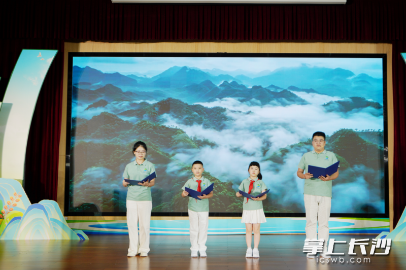 活动现场,“生态环境法典答题积分王”小程序正式上线。 活动现场,“生态环境法典答题积分王”小程序正式上线。