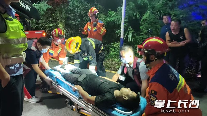 被困人员被成功营救上岸。 长沙晚报通讯员 王磊 摄