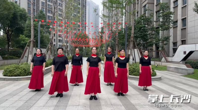 居民蔡丽云带领银龄队伍在“楼下”编排节目。 居民蔡丽云带领银龄队伍在“楼下”编排节目。