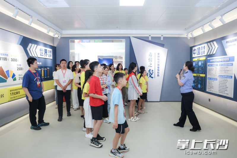 小小禁毒讲解员及家长代表走进湖南省麓山强制隔离戒毒所禁毒教育基地。主办方供图
