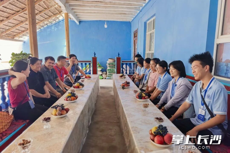 周南师生走进结对新疆同学布玛丽亚·阿吉家中。均为长沙晚报通讯员李雨晴供图 周南师生走进结对新疆同学布玛丽亚·阿吉家中。均为长沙晚报通讯员李雨晴供图