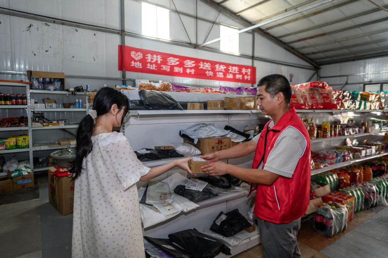 村民在村口超市即可便捷取件,这也为乡村小店带来了更多客流。 村民在村口超市即可便捷取件,这也为乡村小店带来了更多客流。