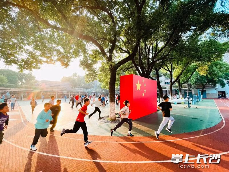 朝气蓬勃的孩子们。 朝气蓬勃的孩子们。
