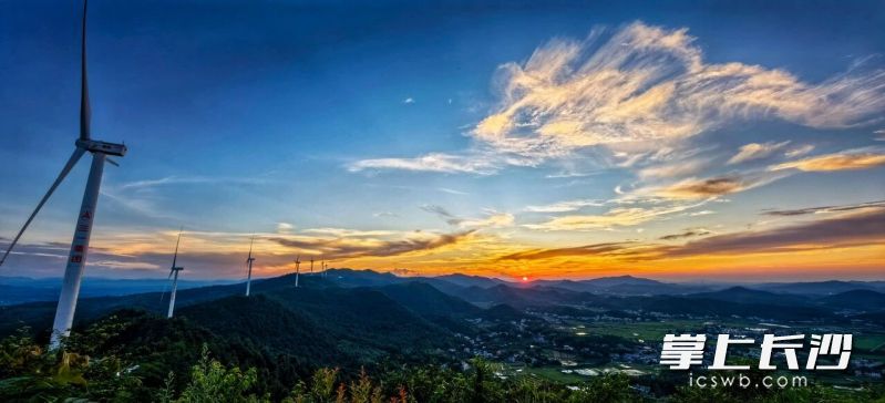 宁乡市道林镇神仙岭三一风电场,风电机组矗立山脊,叶片或静止或缓转,晚霞染红云层,远山村落一览无余。 周全 摄 宁乡市道林镇神仙岭三一风电场,风电机组矗立山脊,叶片或静止或缓转,晚霞染红云层,远山村落一览无余。 周全 摄