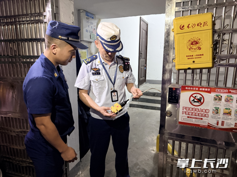 消防部门正在夜查。 长沙晚报通讯员 冯运文 供图 消防部门正在夜查。 长沙晚报通讯员 冯运文 供图