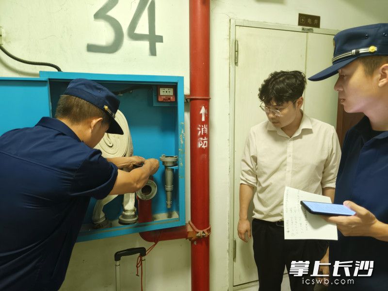 8月17日晚,长沙全城开展夜查消防安全隐患行动。 长沙晚报通讯员 时小尧 摄 8月17日晚,长沙全城开展夜查消防安全隐患行动。 长沙晚报通讯员 时小尧 摄