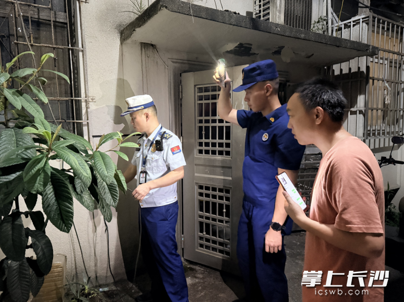 芙蓉消防在夜查。 长沙晚报通讯员 谢梦嘉 摄 芙蓉消防在夜查。 长沙晚报通讯员 谢梦嘉 摄