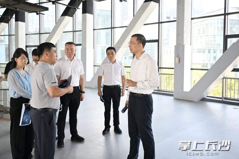 在东方艺云科技有限公司了解企业生产经营计划、产品服务供给、总部大楼装修等情况。均为 湘江早报全媒体记者 张圣贺 摄