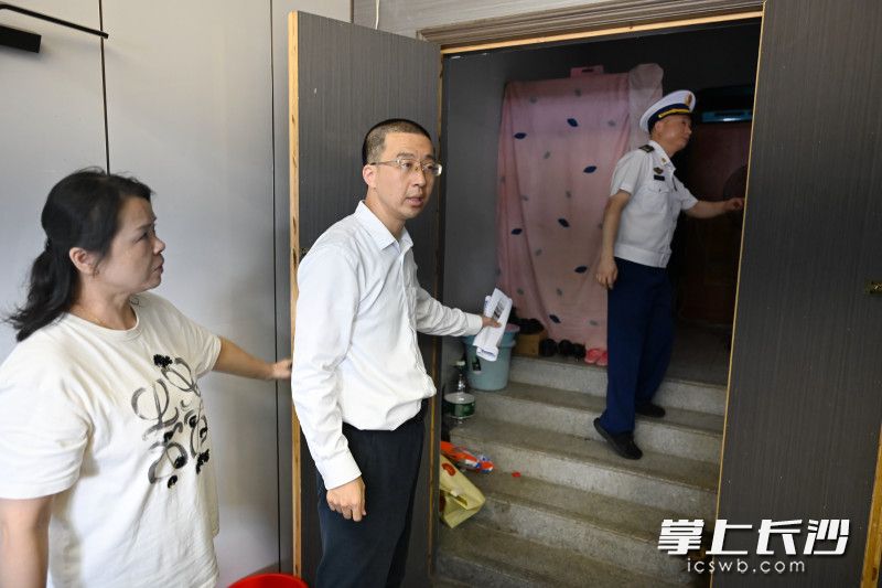 在小区底商经营场所督促整改违规封堵占用疏散楼梯问题。 在小区底商经营场所督促整改违规封堵占用疏散楼梯问题。