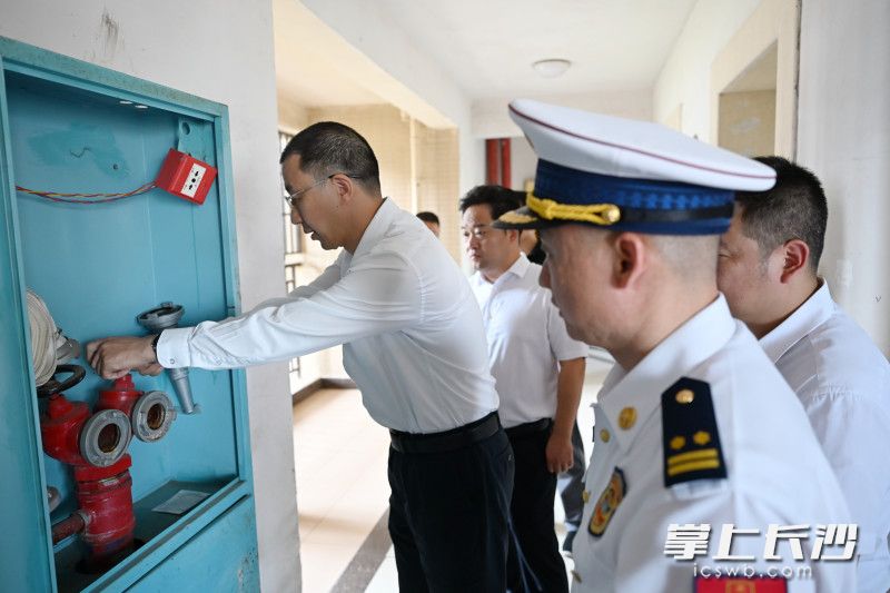 在小区楼道督促整改消防设施损坏问题。均为 湘江早报全媒体记者 张圣贺 摄 在小区楼道督促整改消防设施损坏问题。均为 湘江早报全媒体记者 张圣贺 摄