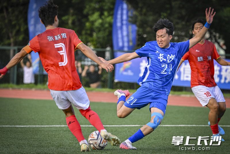 双方球员在比赛中。 双方球员在比赛中。