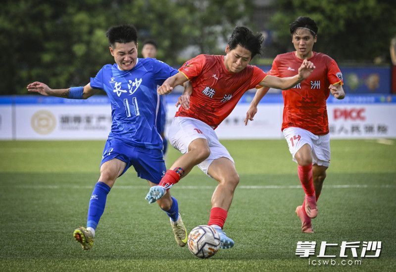 双方激烈拼抢。 双方激烈拼抢。