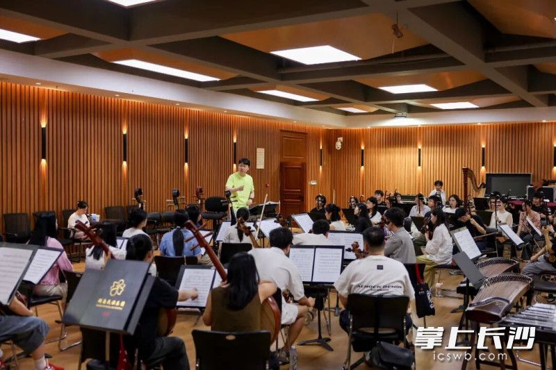 《弦动星河》七夕专场音乐会排练现场。 《弦动星河》七夕专场音乐会排练现场。