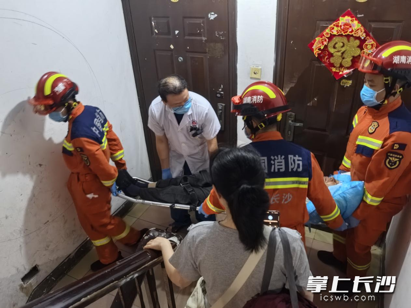 图为消防员在转运患病老人。 通讯员 廖鹏鹏 摄