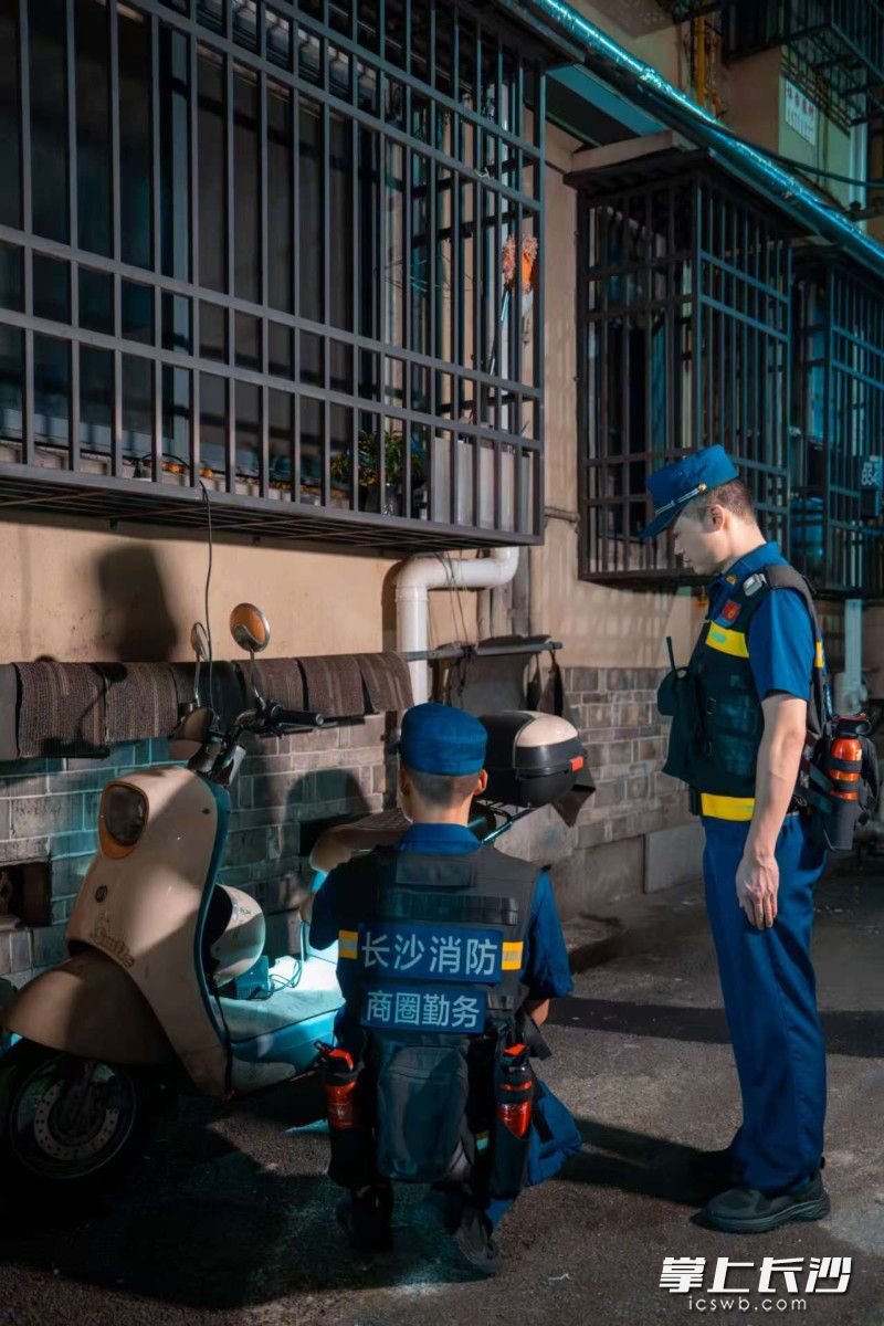 图为五一商圈消防救援站在夜查中。 通讯员 陈欣旭 摄