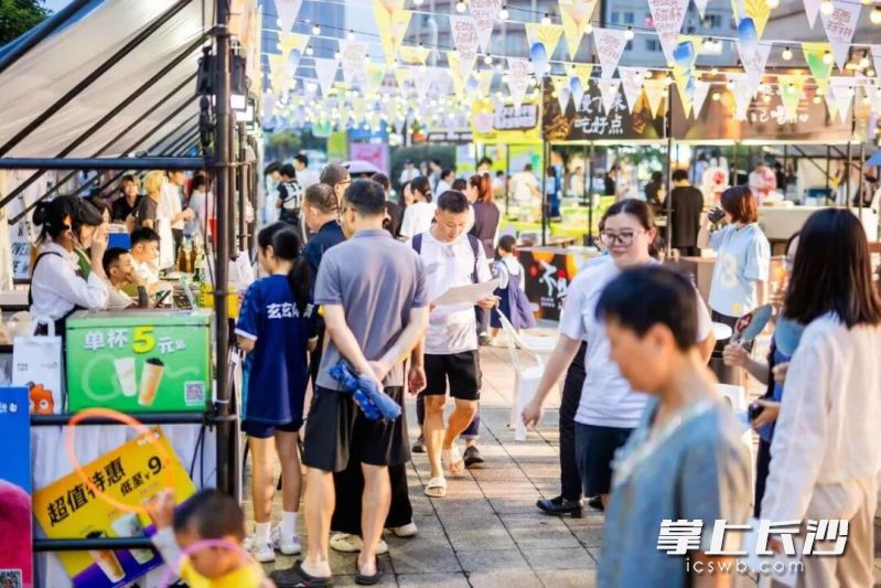 长沙河西王府井户外市集人流如织。通讯员 龙诗梦 供图