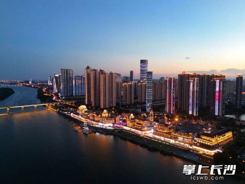 在湘江边邂逅浪漫夜色。 湘江早报全媒体记者 范龙贵 摄