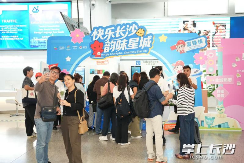 志愿者为游客服务。 志愿者为游客服务。