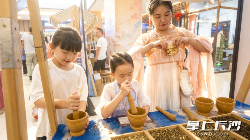 孩子们现场体验。 孩子们现场体验。