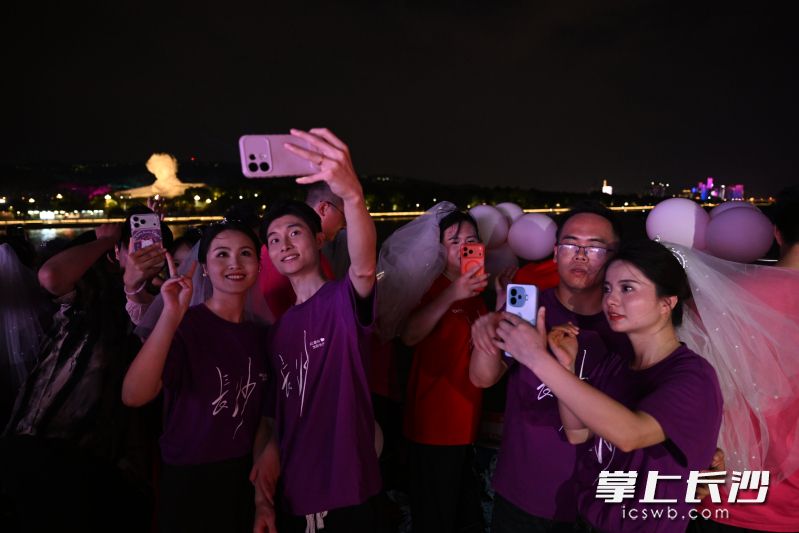 8月19日晚，长沙橘子洲头，一场以“辣么爱你·出彩长沙——爱在七夕·洲岛同心”为主题的全国新婚青年集体颁证仪式浪漫举行。 均为长沙晚报全媒体记者黄启晴、实习生谢宇航摄