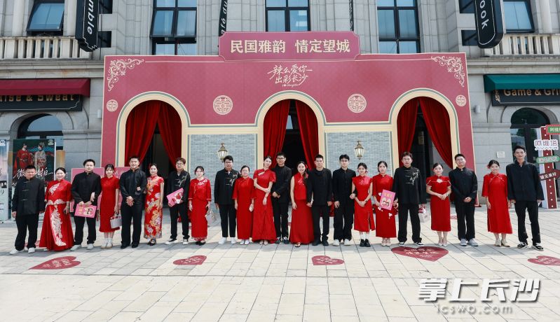 新人们以满满的仪式感定格婚恋美好。
