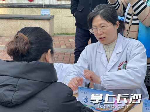 陈彩霞为居民提供健康咨询。