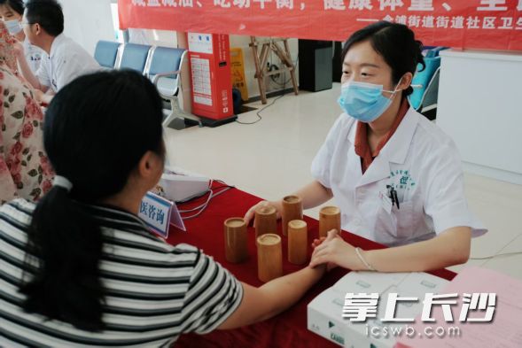 义诊现场，黎运芳为群众答疑问诊。受访者 供图