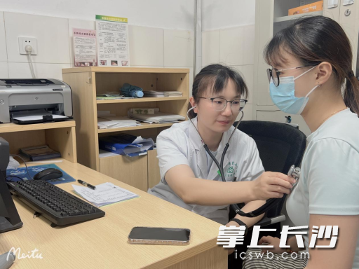 王茜为患者听诊，开展诊疗检查。