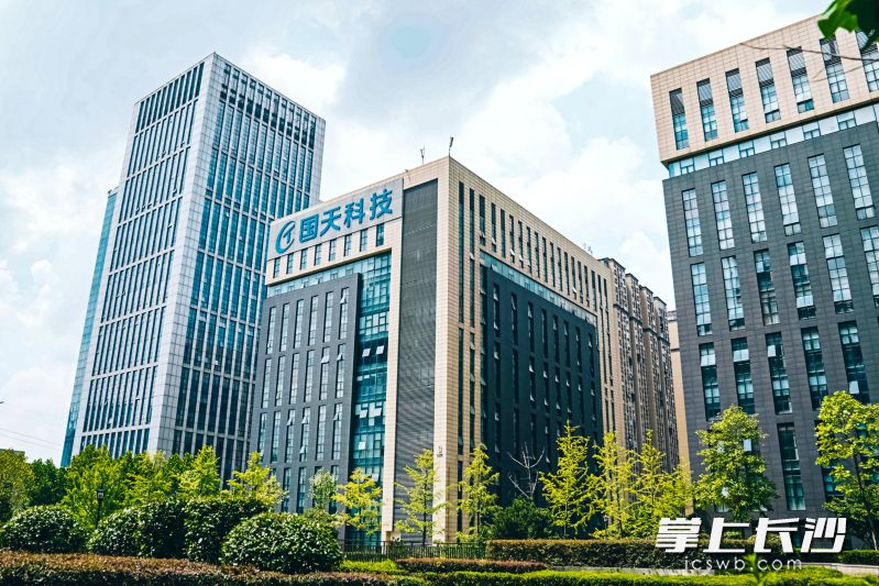 国天科技依托长沙高新区麓谷产业园浓郁的创新氛围和产业链配套,持续推动极端气候防护装备从“实验室”走向“应用场”。 国天科技依托长沙高新区麓谷产业园浓郁的创新氛围和产业链配套,持续推动极端气候防护装备从“实验室”走向“应用场”。