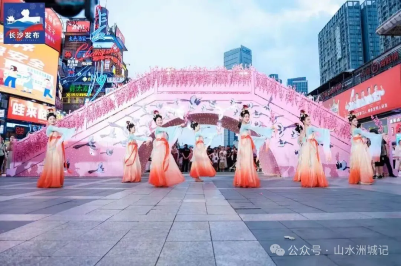 七夕当天，长沙整座城都在搭建“浪漫场景”。