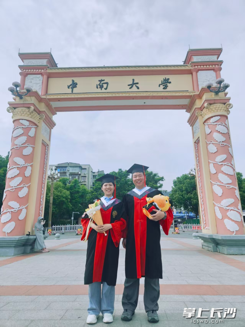 张鹏（右）和龚依晴（左）是中南大学湘雅医学院同窗。均由受访者供图
