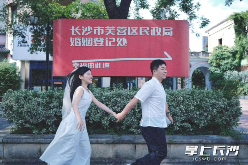 相识十二年，相恋八年，他们决心要一起奔赴更远的未来。