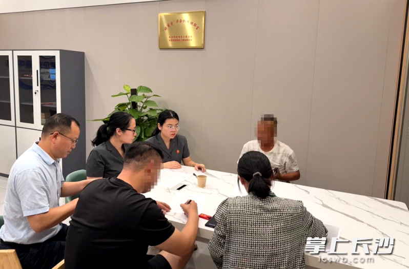 在望城区法官指导下，“好商量”涉企纠纷调解室开展纠纷调解。均为法院供图