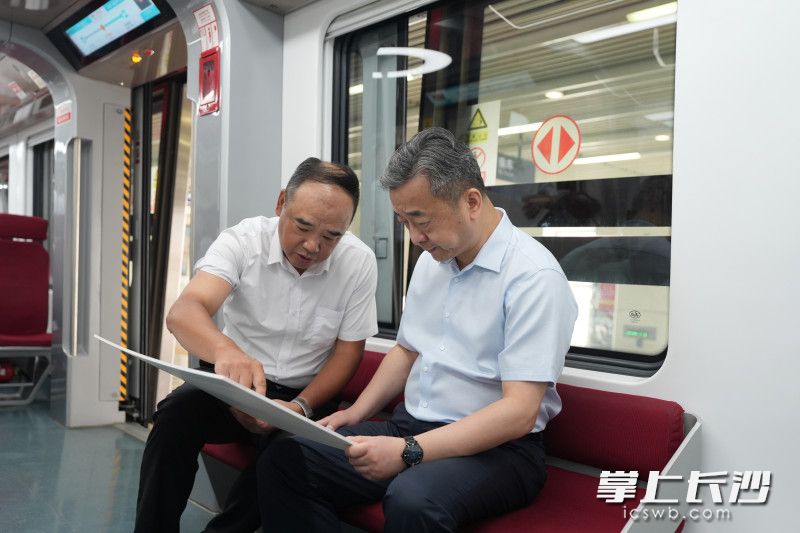 陈竞调研磁浮快线运营和建设情况。 陈竞调研磁浮快线运营和建设情况。